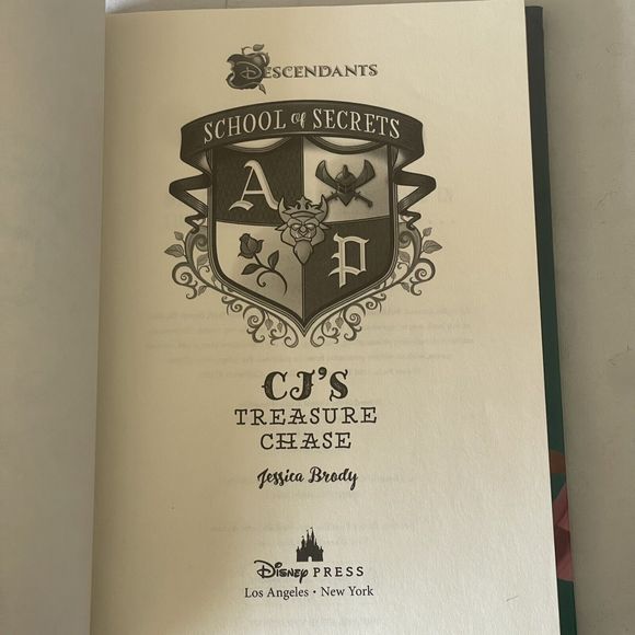 School of Secrets: CJ's Treasure Chase (Disney Descendants) Reading Book Fiction - Picture 10 of 14